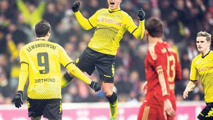 Wir kriegen euch noch. Dortmunds Mario Götze (Mitte) bejubelt sein Tor in München. Foto: dpa