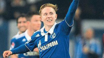 Da geht’s zum Derby. Lewis Holtby kann sein erstes Duell gegen Borussia Dortmund kaum erwarten. Foto: dapd