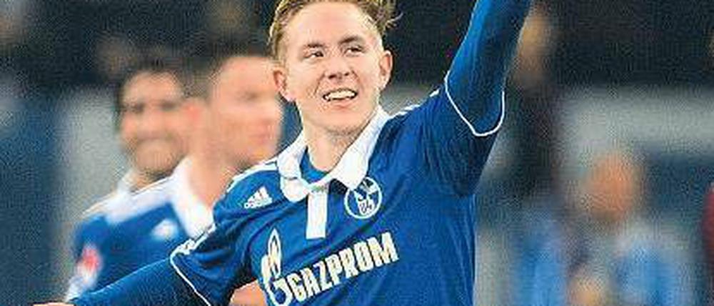 Da geht’s zum Derby. Lewis Holtby kann sein erstes Duell gegen Borussia Dortmund kaum erwarten. Foto: dapd