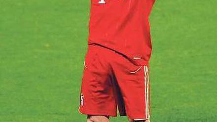 Wirf Tore vom Himmel. Bayerns Franck Ribéry verzweifelte wie seine Mitspieler am dichten Dortmunder Verteidigungswall. Foto: dapd