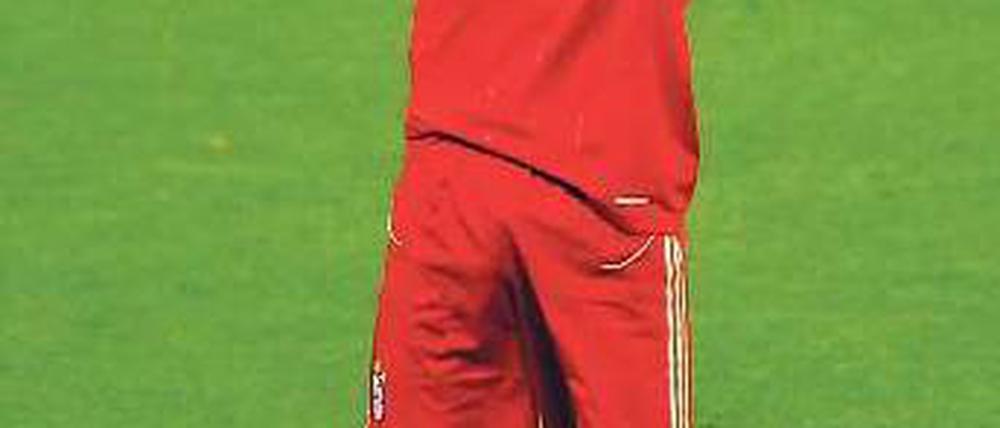 Wirf Tore vom Himmel. Bayerns Franck Ribéry verzweifelte wie seine Mitspieler am dichten Dortmunder Verteidigungswall. Foto: dapd