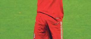 Wirf Tore vom Himmel. Bayerns Franck Ribéry verzweifelte wie seine Mitspieler am dichten Dortmunder Verteidigungswall. Foto: dapd