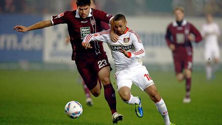 Zweikampf: Florian Dick (links) und Sidney Sam.