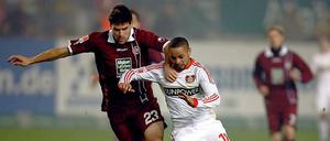 Zweikampf: Florian Dick (links) und Sidney Sam.