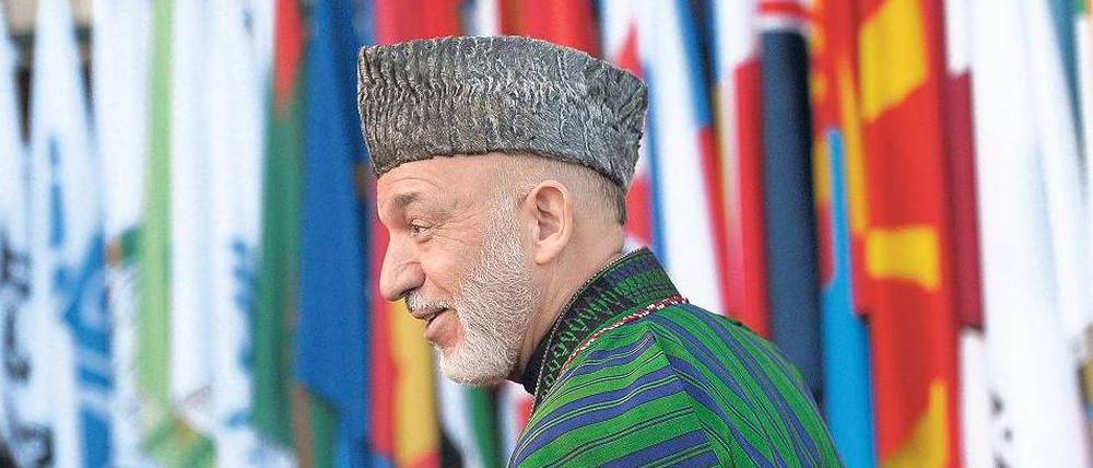 Unverändert. Afghanistans Präsident Karsai kam wie immer traditionell gekleidet. Kritik an seiner Amtsführung wurde nicht geübt – offiziell jedenfalls nicht. Foto: Johannes Eisele/AFP