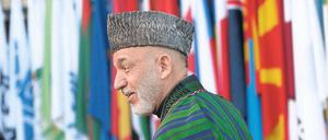 Unverändert. Afghanistans Präsident Karsai kam wie immer traditionell gekleidet. Kritik an seiner Amtsführung wurde nicht geübt – offiziell jedenfalls nicht. Foto: Johannes Eisele/AFP