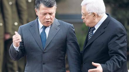 König Abdullah (l.) bei der Begrüßung durch Präsident Mahmud Abbas. Foto: dpa