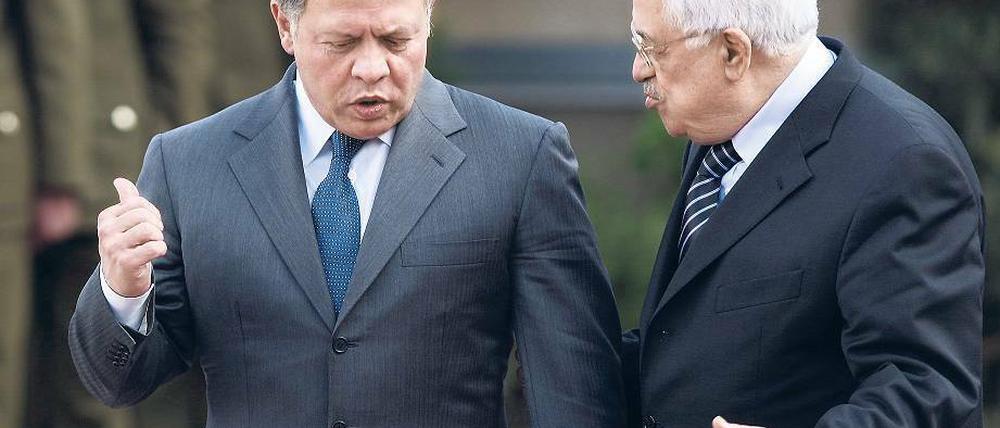 König Abdullah (l.) bei der Begrüßung durch Präsident Mahmud Abbas. Foto: dpa
