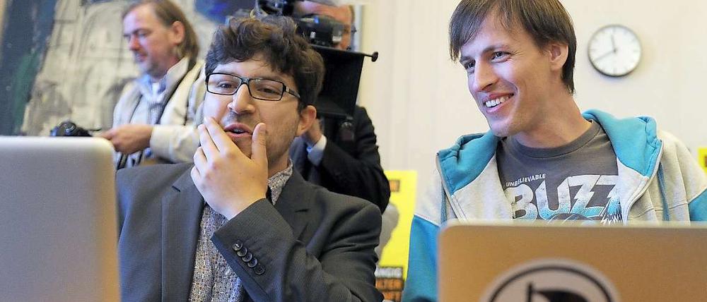 Den Laptop immer dabei: Andreas Baum (rechts) und Christopher Lauer von der Piratenpartei während einer Pressekonferenz im Abgeordnetenhaus in Berlin.