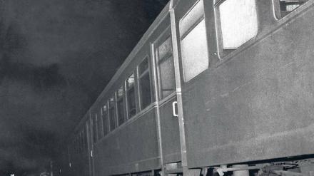 Durchbruch nach Westen. Der Zug wurde wieder zurück über die Grenze geschoben. Foto: Ullstein Bild