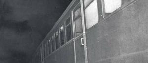 Durchbruch nach Westen. Der Zug wurde wieder zurück über die Grenze geschoben. Foto: Ullstein Bild