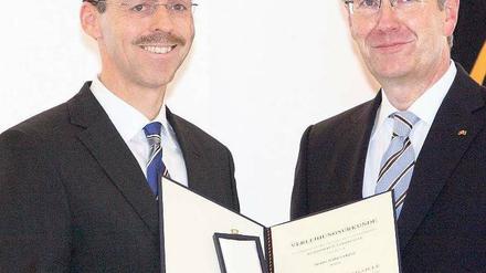 Ausgezeichnet. Jürgen Grenz wurde von Christian Wulff geehrt. Foto: dpa