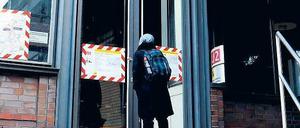 Tür zu. Viele standen ratlos am U-Bahnhof oder baten um Rat bei der BVG-Info-Telefonnummer: 19 449. 