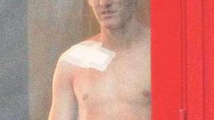 Am Fenster. Bastian Schweinsteiger kann seiner Mannschaft wegen eines Schlüsselbeinbruchs derzeit nicht helfen, die Folge waren zwei schwache Spiele der Bayern. Foto: dapd