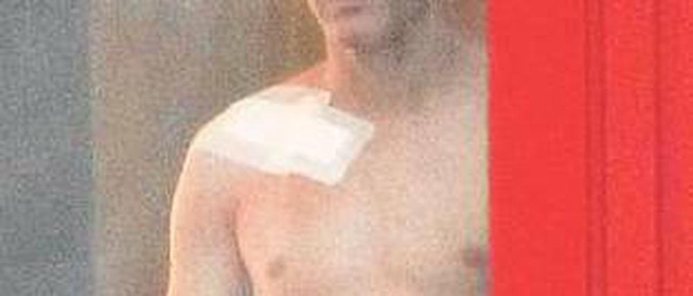 Am Fenster. Bastian Schweinsteiger kann seiner Mannschaft wegen eines Schlüsselbeinbruchs derzeit nicht helfen, die Folge waren zwei schwache Spiele der Bayern. Foto: dapd