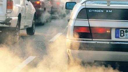 Es mieft. Vor allem an trüben Tagen wird die Luft entlang der Straßen schlecht, weil die Autoabgase kaum abziehen. Am Wochenende soll aber kräftiger Wind die Stadt durchlüften. 