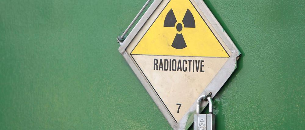 Warnung vor Radioaktivität auf einem Castor-Transporter.