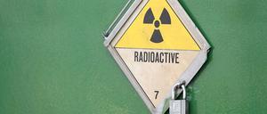 Warnung vor Radioaktivität auf einem Castor-Transporter.