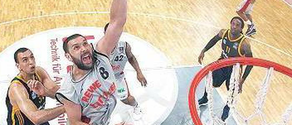 Weit weg von Alba. In der Finalserie der vergangenen Saison siegten Predrag Suput (mit Ball) und seine Kollegen nach fünf Spielen gegen die Berliner.