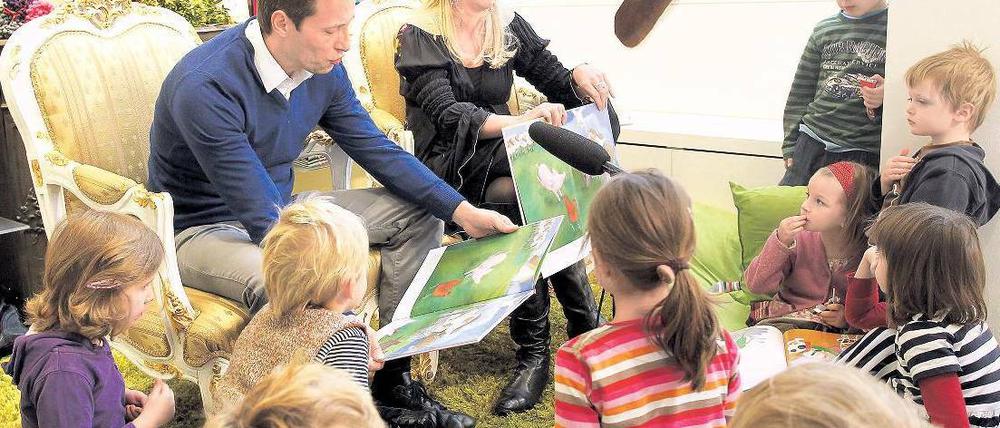 Traumreise. Die Mode- und Schmuckdesignerin Jette Joop und ihr Mann Christian Elsen gehören zu den Prominenten, die beim bundesweiten Vorlesetag mitmachen. Sie lasen bereits gestern den Kindern des Kindergartens St. Elisabeth vor, die meisten Veranstaltungen finden aber am heutigen Freitag statt. Foto: Eventpress Herrmann