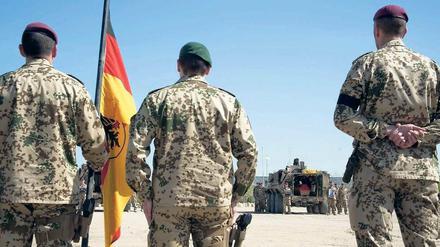 Riskanter Einsatz. Auch im April gab es tödliche Angriffe auf die Bundeswehr in Afghanistan. Das Foto zeigt Bundeswehrsoldaten, die damals im Feldlager des Wiederaufbauteams Kundus an einer Trauerfeier für gefallene Kameraden teilnahmen. Foto: Steffen Kugler/dpa