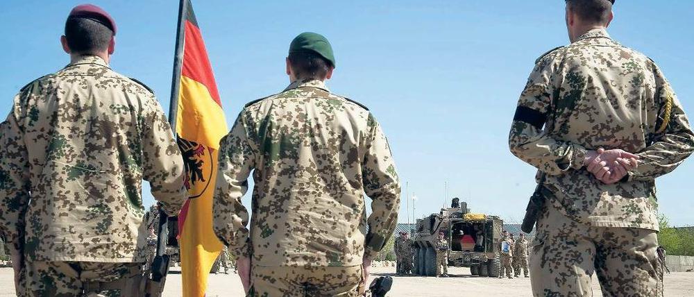 Riskanter Einsatz. Auch im April gab es tödliche Angriffe auf die Bundeswehr in Afghanistan. Das Foto zeigt Bundeswehrsoldaten, die damals im Feldlager des Wiederaufbauteams Kundus an einer Trauerfeier für gefallene Kameraden teilnahmen. Foto: Steffen Kugler/dpa