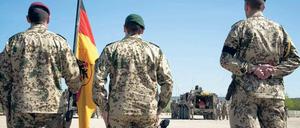 Riskanter Einsatz. Auch im April gab es tödliche Angriffe auf die Bundeswehr in Afghanistan. Das Foto zeigt Bundeswehrsoldaten, die damals im Feldlager des Wiederaufbauteams Kundus an einer Trauerfeier für gefallene Kameraden teilnahmen. Foto: Steffen Kugler/dpa