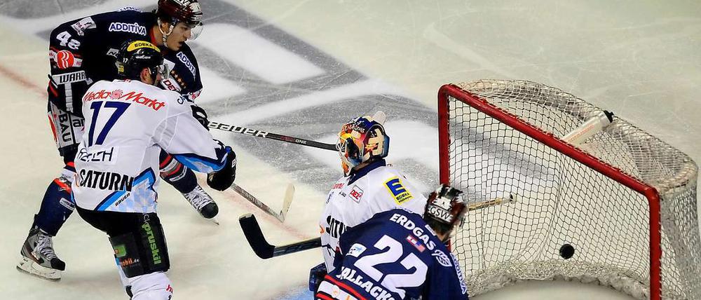 Der war nicht drin. Eisbären-Stürmer Julian Talbot schießt in dieser Szene nur ans Außennetz.