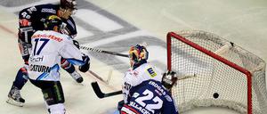 Der war nicht drin. Eisbären-Stürmer Julian Talbot schießt in dieser Szene nur ans Außennetz.