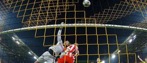 Ganz schön was los vor dem Tor von Roman Weidenfeller. Aber Dortmunds Keeper kann den Ball in dieser Szene gerade noch über die Latte lenken.