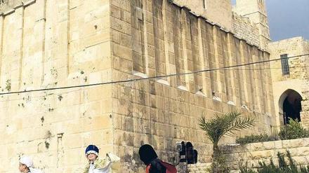 Steine des Anstoßes. Das von Juden wie Muslimen beanspruchte Grab der Patriarchen in Hebron. Foto: AFP