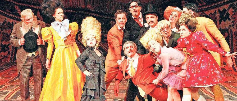 Tückischer Teppich. „Die spanische Fliege“ an der Volksbühne, in der Regie von Herbert Fritsch.