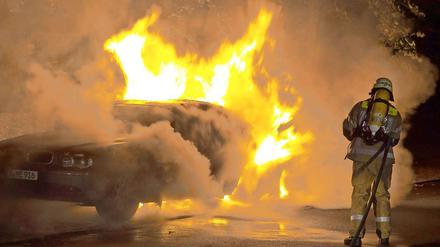 Erneut wurden Autos in Berlin in Brand gesteckt.