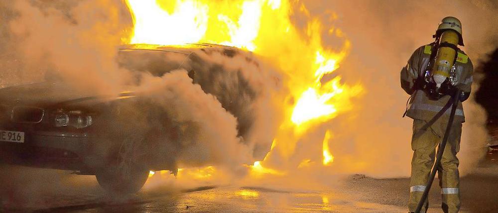 Erneut wurden Autos in Berlin in Brand gesteckt.