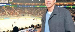 Heiß aufs Eis. Der kanadische Trainer Gordon Herbert ist Eishockey-Fan und lud zum Mannschaftsabend bei den Eisbären. Foto: City-Press