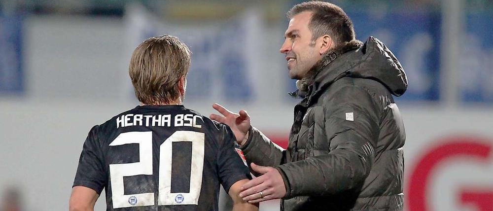Markus Babbel redet auf Patrick Ebert ein. Und der zeigt sich offenbar einsichtig.