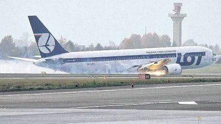 Trotz des heftigen Funkenflugs geriet die Boeing 767 nicht in Brand. Foto: Wojtek Radwanski/AFP