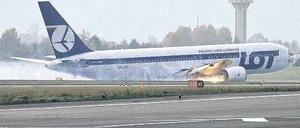 Trotz des heftigen Funkenflugs geriet die Boeing 767 nicht in Brand. Foto: Wojtek Radwanski/AFP