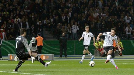 Volltreffer für Deutschland: Mesut Özil schießt das Tor zum 2:0 im EM-Qualifikationsspiel gegen die Türkei im Berliner Olympiastadion.