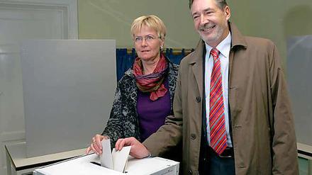 Potsdams Oberbürgermeister Jann Jakobs, OB-Spitzenkandidat der SPD, und seine Frau Christine geben gemeinsam am Sonntag ihre Stimme ab.