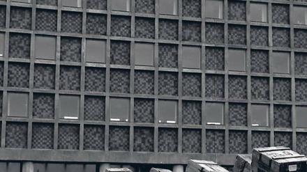 Von Tragweite. 1954 trugen Arbeiter kistenweise Lesestoff in die damalige Amerika-Gedenkbibliothek – die Eröffnung stand bevor. Foto: p-a/akg-images