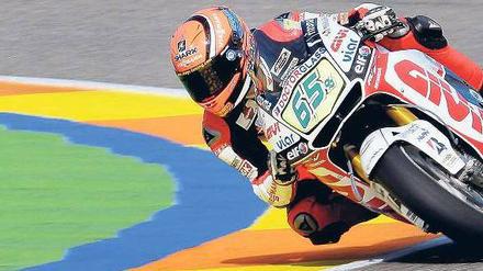 Kurvenstar. 18 Jahre nach dem bis dahin letzten deutschen Motorrad-Pilot Dirk Raudies fuhr der 21 Jahre alte Stefan Bradl in dieser Saison wieder zu einem WM-Titel. Foto: dpa