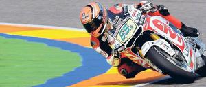 Kurvenstar. 18 Jahre nach dem bis dahin letzten deutschen Motorrad-Pilot Dirk Raudies fuhr der 21 Jahre alte Stefan Bradl in dieser Saison wieder zu einem WM-Titel. Foto: dpa