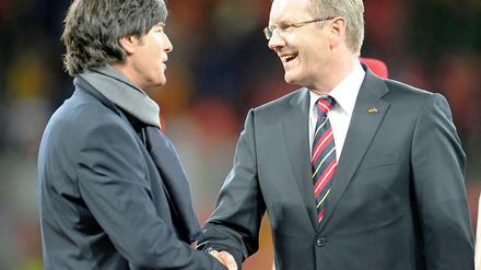 Wenn sich Wulff und Löw Guten Tag sagen: Vor dem Länderspiel gegen die Türkei wird der Bundespräsident den Bundestrainer und seine Mannschaft für den dritten Platz bei der WM in Südafrika ehren.