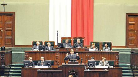 Ärgernis. Ein kleines Kreuz (links) im polnischen Parlament sorgt für großen Protest. Foto: Janek Skarzynski / AFP