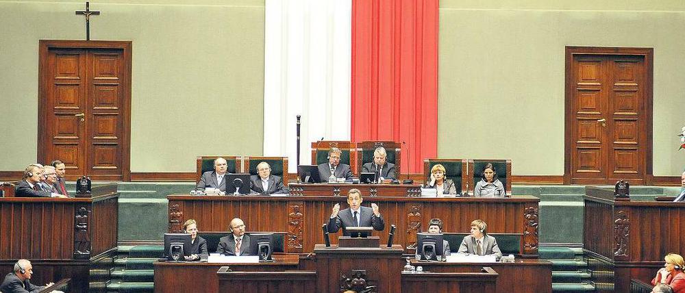 Ärgernis. Ein kleines Kreuz (links) im polnischen Parlament sorgt für großen Protest. Foto: Janek Skarzynski / AFP