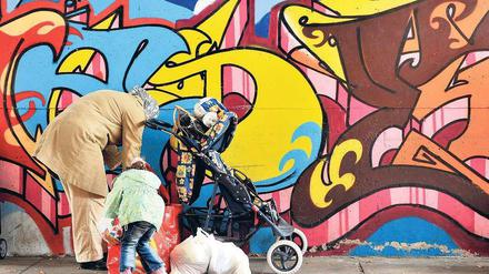 Es reicht nicht. Viele Hartz-IV-Empfänger kommen mit ihrer Unterstützung nicht aus und sind auf kostenlose Nahrungsmittel angewiesen – hier an der Lebensmittelausgabe der „Frankfurter Tafel“ in Frankfurt am Main. Eltern sollen für ihre Kinder jetzt auch zusätzliche Sachleistungen wie Sport-, Musik- und Nachhilfeunterricht erhalten.Foto: Boris Roessler/dpa