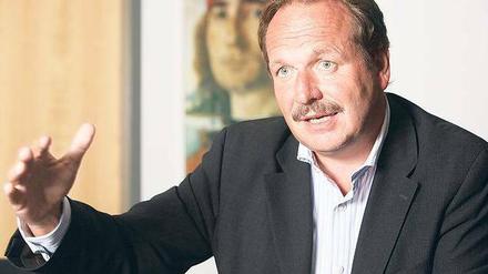 Frank Bsirske nennt Lohnsubventionen ein „perverses Modell“ und fordert Mindestlöhne.