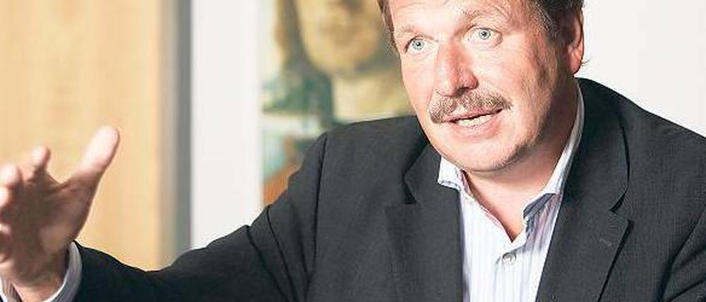 Frank Bsirske nennt Lohnsubventionen ein „perverses Modell“ und fordert Mindestlöhne.