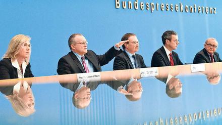 Neue Ideen. Die Wirtschaftsweisen – Beatrice Weder di Mauro, Christoph Schmidt, Lars Feld, Peter Bofinger und Wolfgang Franz – loben das bisherige Krisenmanagement der Regierung,  verlangen aber weitergehende Schritte. Foto: dpa